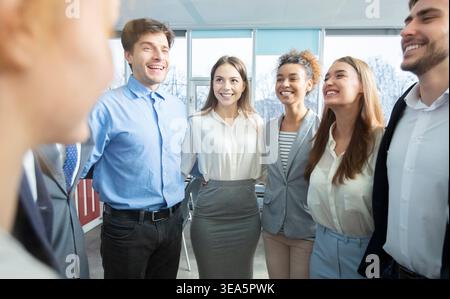 Concept d'unité. De heureux collègues d'affaires se liant en cercle Banque D'Images