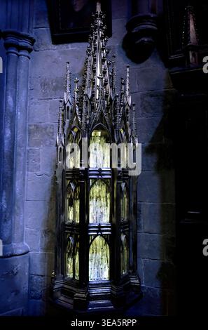 Cabinet de mémoire d'Albus Dumbledore dans le bureau de Dumbledore situé à Warner Bros Studio Tour, Studio Tour Dr, Leavesden, Watford WD25 7LR Royaume-Uni Banque D'Images