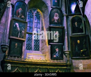 Portraits de vieux chefs d'orchestre dans l'huile au-dessus de l'épée de Griffindor : Warner Bros Studio Tour, Studio Tour Dr, Leavesden, Watford WD25 7LR Royaume-Uni Banque D'Images
