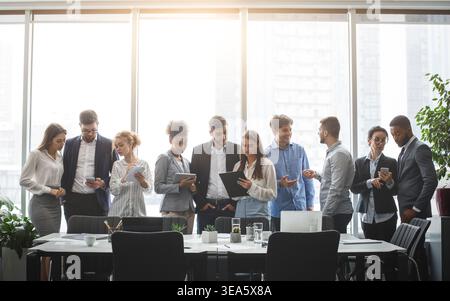 Composite de discuter pendant les pauses de travail Banque D'Images