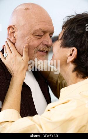 Un couple aîné aimant profite d'un moment tendre, rayonnant de joie et d'affection l'un pour l'autre. Banque D'Images