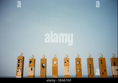 Sculpture de menorah Hanukkah sur la plage de tel Aviv, Israël. Scène côtière minimaliste avec ciel bleu et espace de copie. Voyage, religion, culture et concept d'architecture moderne. Film analogique Banque D'Images