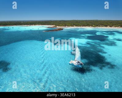 Vue aérienne du voilier, mer turquoise près de la plage de sable de Majorque Banque D'Images