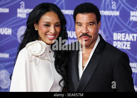 Santa Monica, États-Unis. 19 avril 2026. SANTA MONICA, LOS ANGELES, CALIFORNIE, États-Unis - 18 AVRIL : Lisa Parigi et son petit ami Lionel Richie arrivent à la 12e cérémonie annuelle du prix Breakthrough 2026 qui s'est tenue au Barker Hangar le 18 avril 2026 à Santa Monica, Los Angeles, Californie, États-Unis. (Photo de Xavier Collin/image Press Agency) crédit : image Press Agency/Alamy Live News Banque D'Images