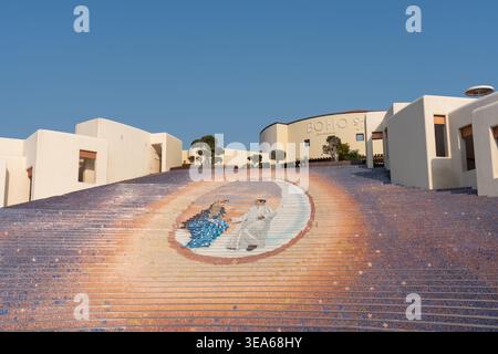 Katara Cultural Village, Doha, Qatar - 23 décembre 2025 : une large perspective du grand escalier en mosaïque avec des œuvres d'art traditionnelles. Banque D'Images