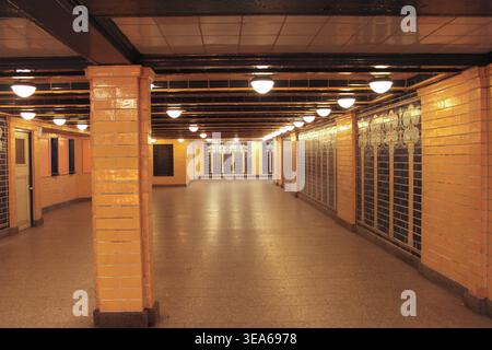 Berlin, Allemagne - 16 juillet 2018 : vue intérieure d'un quai de station de métro souterrain à Berlin avec architecture classique et couloir vide. Banque D'Images