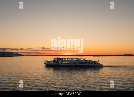 Croisière fluviale sur la Volga lors d'un coucher de soleil doré à Nijni Novgorod Banque D'Images