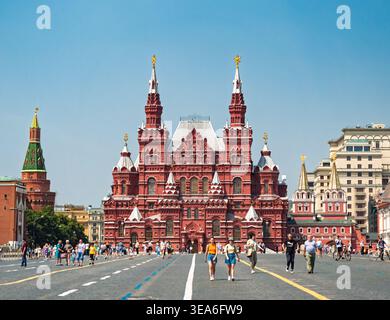 Moscou, Russie - 23 juin 2021 : Musée historique d'État sur la place Rouge de Moscou lors d'une journée d'été lumineuse avec des gens marchant à travers la place Banque D'Images