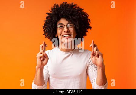 Des africains-américains de passage, ce qui rend les doigts guy souhait Banque D'Images