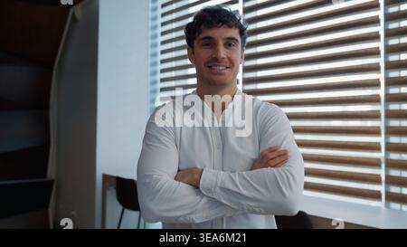 Portrait souriant heureux homme d'affaires caucasien croisé les mains croisant les bras regardant la caméra sourire joyeux homme d'affaires des années 30 employeur masculin Guy confiant Banque D'Images