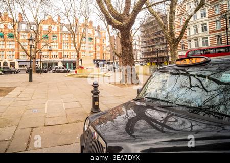 LONDRES - 09 MAI 2026 : Sloane Square – Black London taxi et venus Fountain Street scène. Banque D'Images