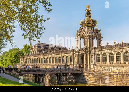 Vue d'été de la porte de la Couronne dans le Zwinger de Dresde, Saxe, Allemagne Banque D'Images
