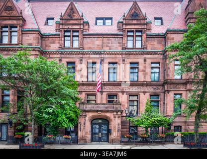 Massachusetts, USA, 9 juin 2025, vue d'une entrée d'immeuble résidentiel au 60 Massachusetts Avenue dans le quartier de Back Bay, Boston Banque D'Images