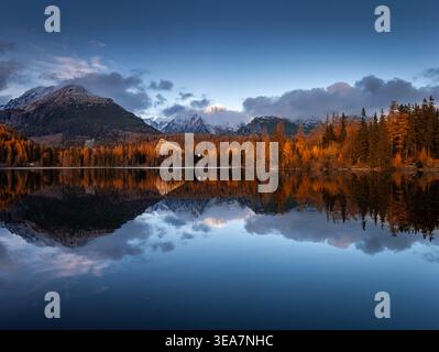 Strbske Lake, Slovaquie - L'emblématique lac Strbske (Strbske Pleso) sur un après-midi d'automne ensoleillé avec les Hautes Tatras et la Tour des Tatras en arrière-plan. Aut. Chaud Banque D'Images