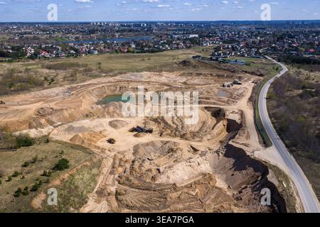 Vue aérienne de la mine de sable et de gravier à ciel ouvert près de la ville de banlieue Banque D'Images