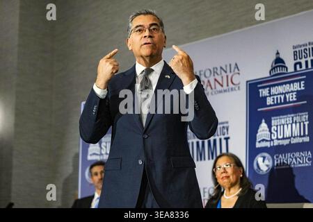 Sacramento, États-Unis. 20 avril 2026. Le candidat au poste de gouverneur Xavier Becerra prend la parole lors d'un forum de candidats organisé par les chambres de commerce hispaniques de Californie à Sacramento le 14 avril 2026. L'ancien procureur général de Californie et secrétaire à la santé des États-Unis a eu une bonne semaine dans les sondages après que l'ancien repaire Eric Swalwell a abandonné la course. (Photo de Hector Amezcua/TNS/SIPA USA) crédit : SIPA USA/Alamy Live News Banque D'Images