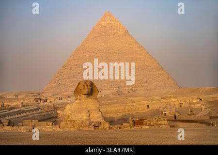 Le Grand Sphinx et la Pyramide de Khafre à Gizeh, Egypte, Afrique Banque D'Images