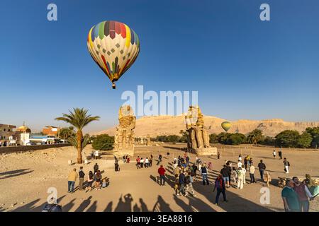 Groupes de visite et montgolfières aux colosses de Memnon dans la vallée du Nil à Thèbes-Ouest près de Louxor, Egypte, Afrique Banque D'Images