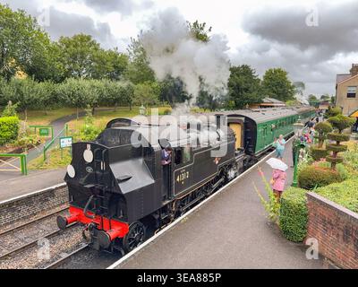 Ropley, Hampshire, Royaume-Uni - 20 juillet 2025 : locomotive à vapeur LMS Ivatt Class 41312 sur la Watercress Line à la gare de Ropley. Banque D'Images