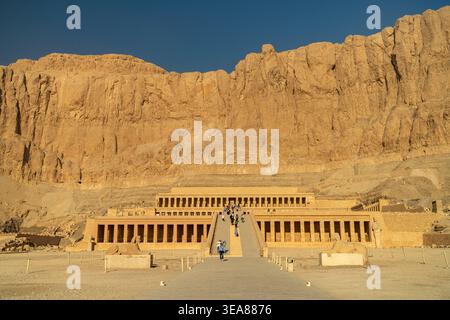 Temple mortuaire d'Hatshepsout et Mentuhotep II à Deir el-Bahari, Thèbes Ouest près de Louxor, Egypte, Afrique Banque D'Images