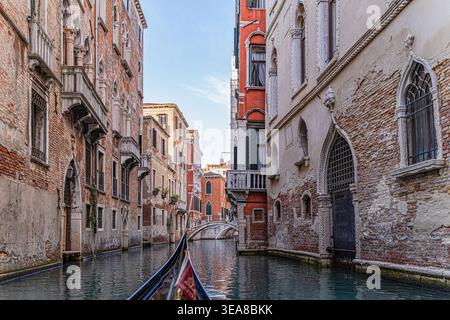La belle architecture des rues étroites de Venise Banque D'Images