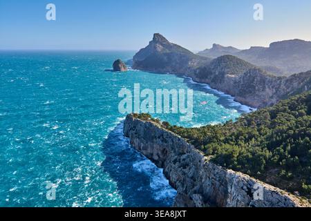 Une vue majestueuse de la côte du Cap de Formentor avec l'emblématique formation rocheuse El Cavall Bernat et les eaux turquoises de la Méditerranée U. Banque D'Images