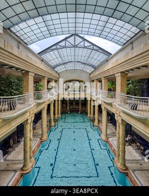 Piscine intérieure des thermes Gellert à Budapest, Hongrie. Banque D'Images