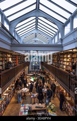 Vue intérieure de Daunt Books à Marylebone. Londres, Royaume-Uni, 25 février 2023 Banque D'Images