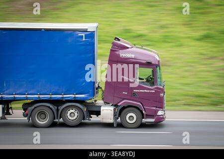 Duralay, Tredaire DAF XF HGV , tractant une remorque bleutée, autoroute M65, Altham, Lancashire. Angleterre Banque D'Images