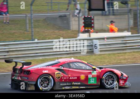 La Ferrari 488 GTE Evo #52 AF Corse, pilotée par Bird, Molina et Serra, accélère à travers Tertre Rouge pendant les 24 heures du Mans 2021. Banque D'Images