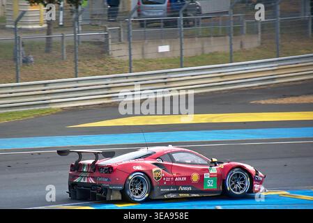La Ferrari 488 GTE Evo #52 AF Corse, pilotée par Bird, Molina et Serra, accélère à travers Tertre Rouge pendant les 24 heures du Mans 2021. Banque D'Images