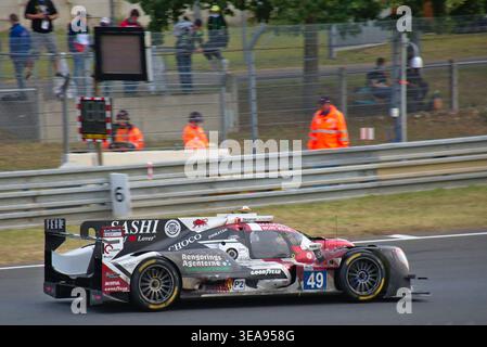 Le #49 High Class Racing Oreca 07-Gibson, avec Jan et Kevin Magnussen, accélérant à travers Tertre Rouge lors des 24 heures du Mans 2021. Banque D'Images