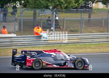 Le #23 United Autosports Oreca 07-Gibson, piloté par Boyd, Lynn et di resta, affrontant Tertre Rouge lors des 24 heures du Mans 2021. Banque D'Images