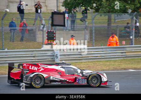 Le #41 Team WRT Oreca 07-Gibson, piloté par Kubica, Deletraz et Ye, a traversé Tertre Rouge pendant les 24 heures du Mans 2021. Banque D'Images