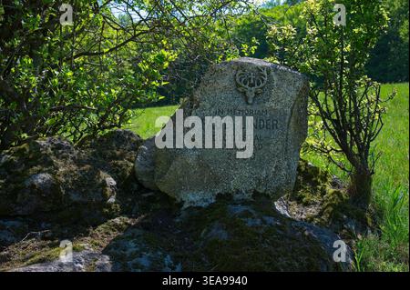 VISEGRAD, HONGRIE - 18 AVRIL 2026 : Pierre commémorative de Paul Linder (1924-2000) dans les montagnes de Visegrad. Monument local avec une icône de tête de cerf sculptée. Banque D'Images