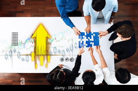 Une équipe diversifiée s'engage dans la résolution collaborative de problèmes, entourée de graphiques financiers et de pièces de puzzle, mettant en évidence la croissance stratégique et le succès Banque D'Images