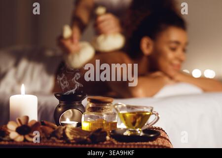 Ambiance relaxante avec massage et aromathérapie dans une pièce à l'éclairage tamisé et éléments apaisants Banque D'Images