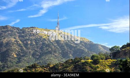 Los Angeles, États-Unis, 26 mars 2026 - Hollywood Sign on Hillside Under Blue Sky. Banque D'Images