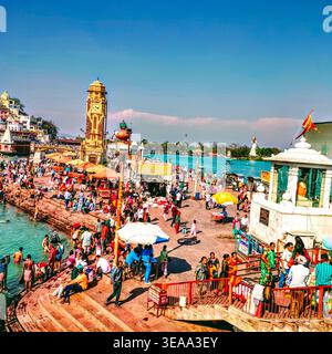 Haridwar, Uttarakhand, Inde. Les foules se rassemblent le long des ghats du Gange à Har Ki Pauri Banque D'Images