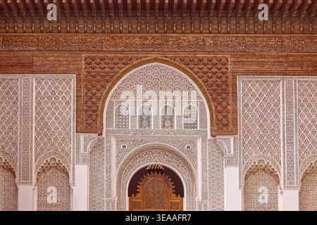 316 bois richement sculpté et stuc richement sculpté, façade NW abritant la porte d'écran de la cour Ben Youssef Madrasa. Marrakech-Maroc. Banque D'Images