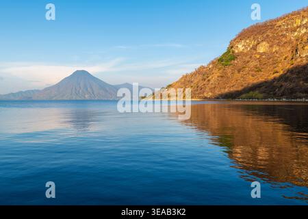 Lac Atitlan et volcan San Pedro au lever du soleil, Panajachel, Guatemala. Banque D'Images