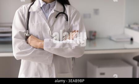 Image large d'un médecin féminin posant dans la salle d'examen Banque D'Images