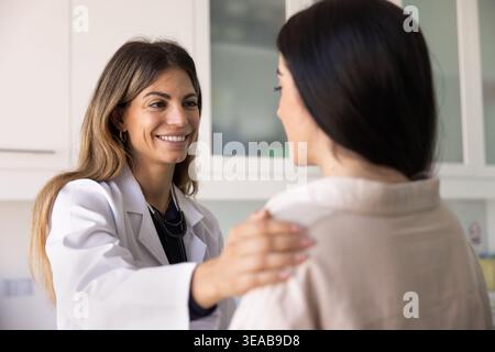 Attrayant Latina femme médecin fournit un soutien psychologique à la patiente Banque D'Images