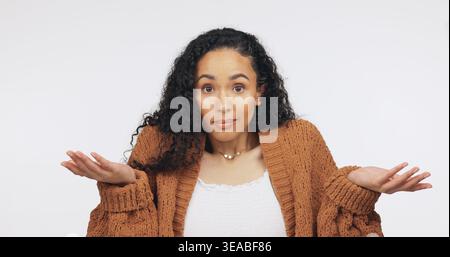 Portrait, femme et confus avec haussement d'épaule en studio pour geste incertain, doute et sans tête. Question, personne et perplexe sur fond blanc avec Banque D'Images