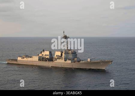 Le destroyer à missiles guidés de classe Arleigh Burke USS Pinckney (DDG 91) mène des opérations de blocus, le 17 avril 2026. Pinckney est déployé dans la zone d’opérations de la 5e flotte américaine pour soutenir la sécurité et la stabilité maritimes au moyen-Orient. (Photo de l'US Navy) Banque D'Images
