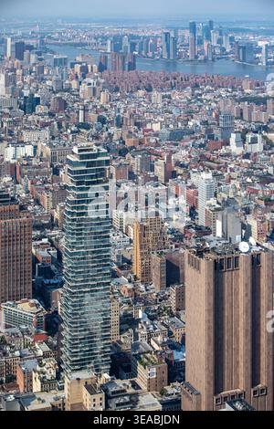 Vue aérienne du gratte-ciel moderne Leonard Street de 56 et de l'architecture urbaine dense de Lower Manhattan avec l'East River au loin à New Banque D'Images