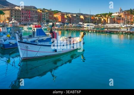 Vue sur les bateaux de pêche traditionnels amarrés dans le port de Santa Margherita Ligure. Bâtiments historiques colorés et eau turquoise, golfe de Tigullio, l Banque D'Images