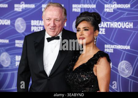 SANTA MONICA, LOS ANGELES, CALIFORNIE, États-Unis - 18 AVRIL : L'ancien PDG de Kering François-Henri Pinault et son épouse Salma Hayek Pinault portant des bijoux Gucci et David Webb arrivent à la 12e cérémonie annuelle du Prix révolutionnaire 2026 qui s'est tenue au Barker Hangar le 18 avril 2026 à Santa Monica, Los Angeles, Californie, États-Unis. (Photo de Xavier Collin/image Press Agency) Banque D'Images