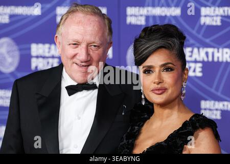 SANTA MONICA, LOS ANGELES, CALIFORNIE, États-Unis - 18 AVRIL : L'ancien PDG de Kering François-Henri Pinault et son épouse Salma Hayek Pinault portant des bijoux Gucci et David Webb arrivent à la 12e cérémonie annuelle du Prix révolutionnaire 2026 qui s'est tenue au Barker Hangar le 18 avril 2026 à Santa Monica, Los Angeles, Californie, États-Unis. (Photo de Xavier Collin/image Press Agency) Banque D'Images