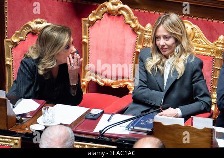 La première ministre italienne Giorgia Meloni dans la salle du Sénat lors de la séance d'information au Parlement sur l'activité du gouvernement, à Rome, Italie, le 9 avril 2026. Banque D'Images